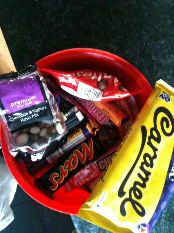f34rn_ae's tweet image. On a diet and my mum fills up the tin #selfcontrolneeded