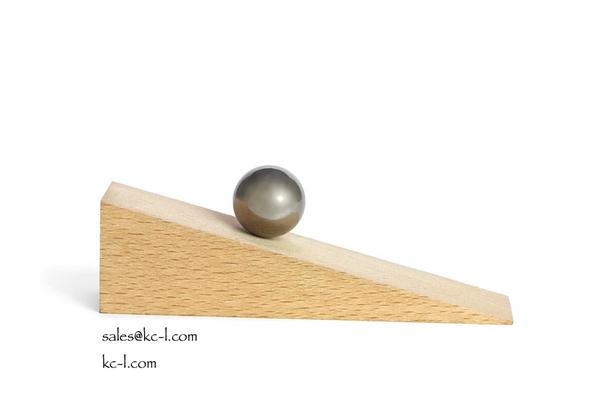 Движение шарика по наклонному желобу. Модуль перемещения. Шарик скатывается с наклонного желоба. Шарик на наклонной плоскости. Течение времени.