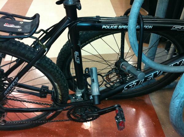 CarletonSafety's tweet photo. Here is a close up of our recommendation on locking your bike with 2 U-Locks http://t.co/58aCEBsA
