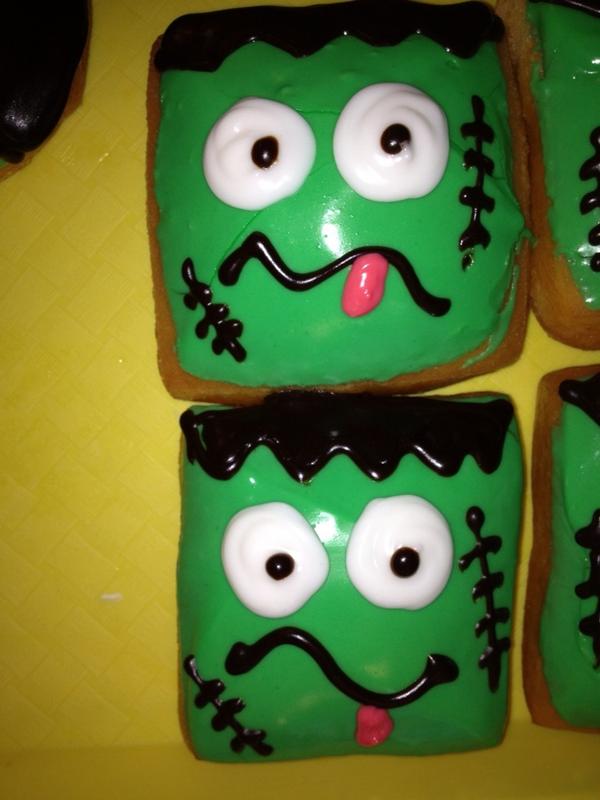 drdoughnut's tweet photo. Halloween donuts! http://t.co/PFHTNtvC