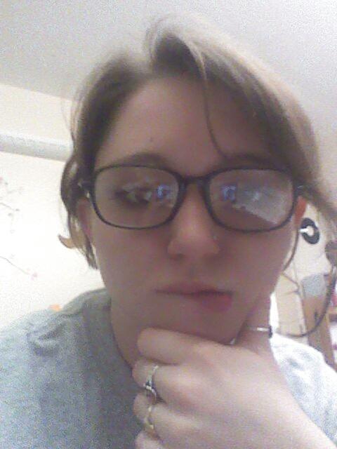 sammywags47's tweet image. You know its serious studying when the hair is in a pony, glasses are on, and wearing sweatpants #3Midterms