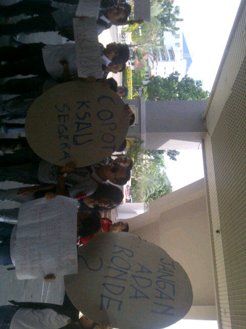 Hari ini, aksi solidaritas dari AJI Batam, PFI, IJTI, dan PWI terhadap pemukulan 5 orang jurnalis di Riau..