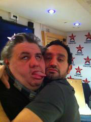 Cyrilhanouna's tweet photo. #hanounalematin Ma nouvelle recrue du matin ! nous sommes sur l'autoroute du bonheur avec pierre ! @PierreMenes http://t.co/RyPQXxKx