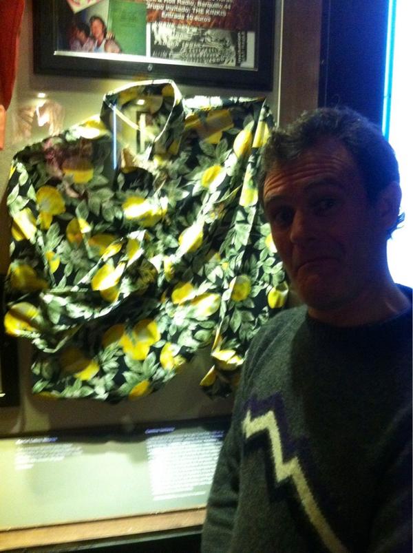 unpinguino's tweet photo. ha nacido un templo. #madridmemata en Malasaña, el primer bar museo de la movida. yo aunque soy post doné una camisa http://t.co/shxoHsLz