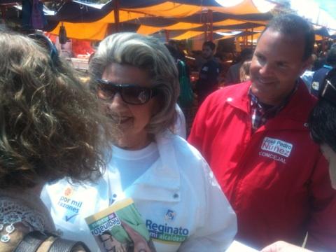 Coty Reginato apoyándome como nuevo concejal de Viña... Recorrimos juntos la Feria del Estero...