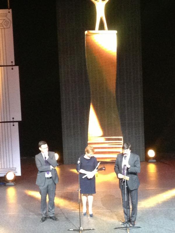 a_samogin's tweet photo. #Аристос Лучший #директор по персоналу - Марина Дмитриевна Олешек!!)) вручает @slitovchenko и #президент #wardhowell http://t.co/wQr6hEbT