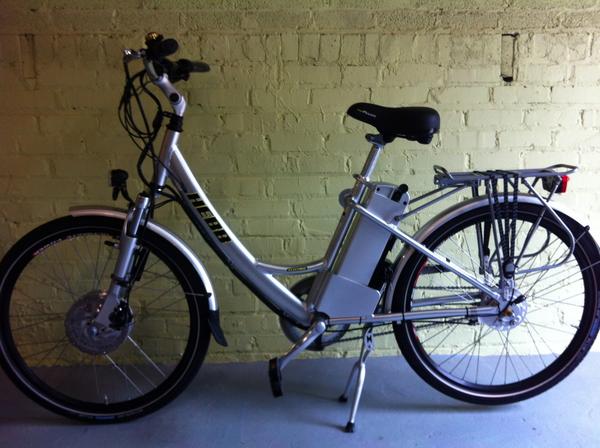 FastLaneEbikes's tweet photo. @HebbEbikes another happy customer out the door with their #electroglide1000! http://t.co/Mmy2dhnl