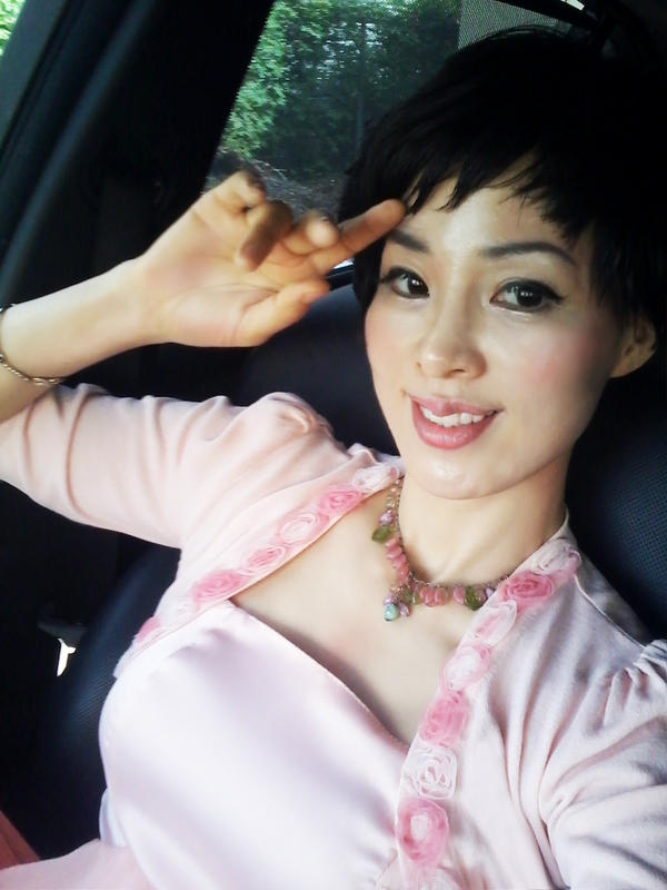 이쁜척하기 중증~셀카찍기...그래도 요즘은 사람들 안볼 때만 찍어요. 그림 그리는 화가가 폼만 잡는다고 그림 못그리게 보임 안되니까...ㅋ.