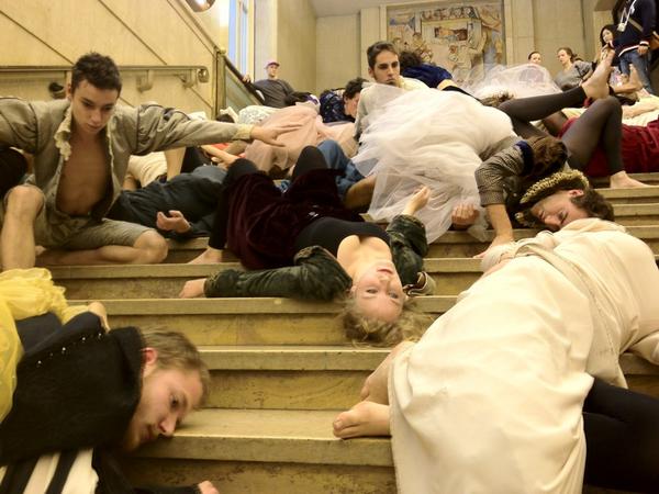 lalucreation's tweet photo. Théâtre national de Chaillot. Ouverture de l'Expo sur Jean Vilar. Les élèves de Nadia Vadori. http://t.co/ysnslOq9