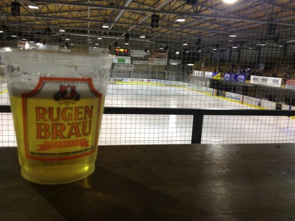 Samuel_Guenter's tweet image. Schon fast ein Heimspiel in der Seelandhalle zu #Lyss - das #Bier stimmt. #SCUI #Rugenbräu #Eishockey