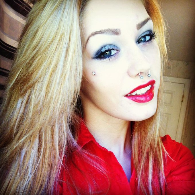 Redredred!! ❤💋❤💋 http://t.co/PVMPQyyB<a href="/tag/bejealous"class="tags"><span>#bejealous</span></a>