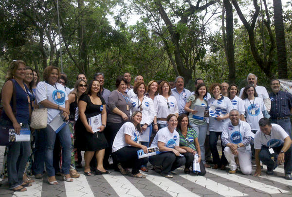 pgadelha2013's tweet photo. Amigos e companheiros acordam cedo para panfletar nas portarias. http://t.co/M61ogHaQ http://t.co/PmSgFj7x