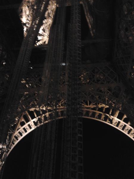 argonsa1's tweet image. Come and see the Berlin Bears in front of the Eiffel Tower on the lawns facing it.:-):-) phone is 0033 6 41 93 22 21.