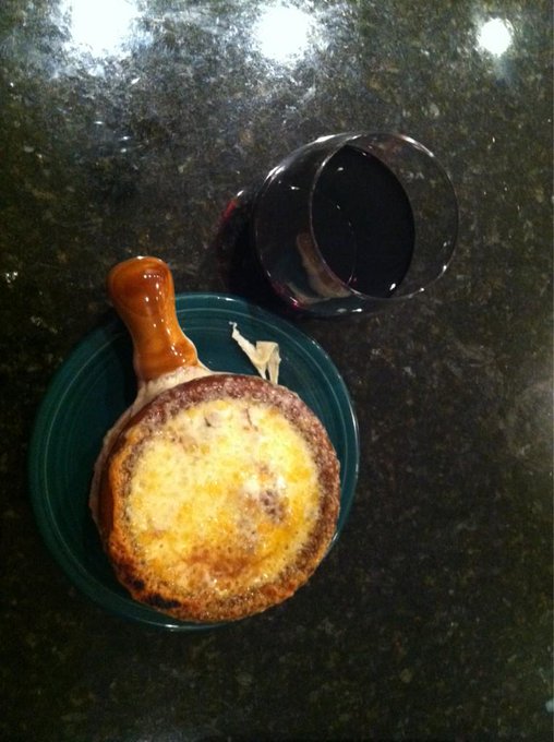 A glass of red wine and a bowl of French onion soup. #bejealous http://t.co/bFxJ47AW<a href="/tag/bejealous"class="tags"><span>#bejealous</span></a>