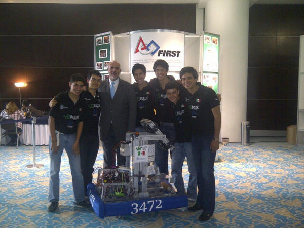 El Dr. Grasa, director general del <a href="/ITESMCEM/">Tec Estado de México</a>, de visita en nuestro stand en #ITnnovation