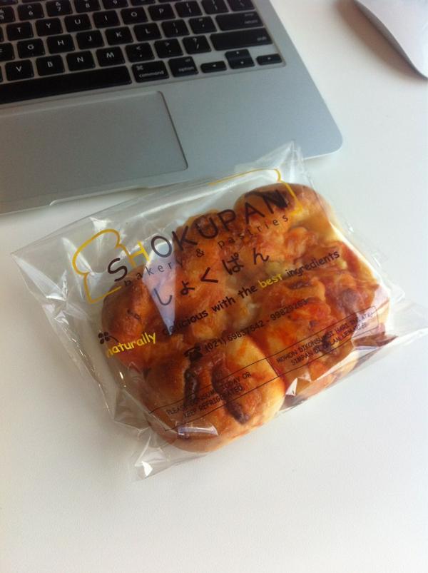 jonathanend's tweet image. Balik2 ke meja eh dikasih sarapan beginian. :9 #lumayan #daripadalumanyun