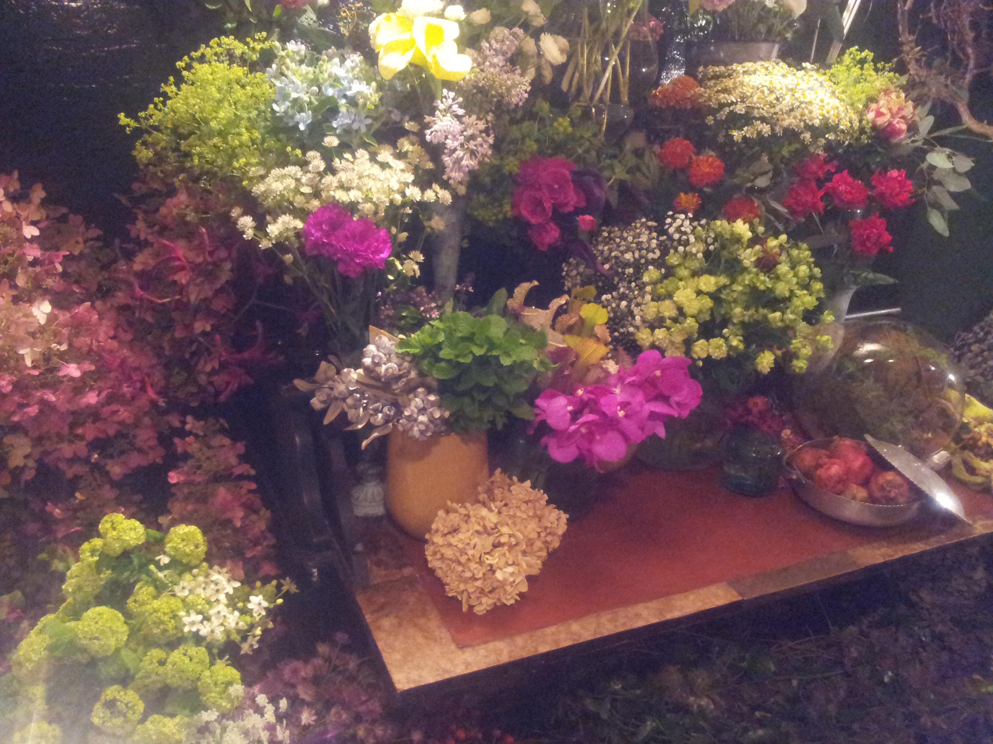 ヨッシー Farver 中目黒 外から見ただけではお花屋さんとはわからない お花屋さんなのに外からは見えにくい 中は花 に囲まれたロッジみたいで こんなに居心地よくて 落ち着いて花と向き合えるお店は初めてです Http T Co 5uuymtti Twitter