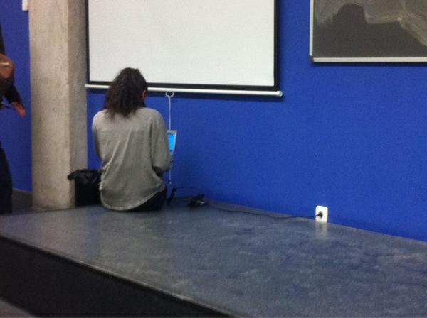 NataliaMosteiro's tweet photo. como ligar by @Rosramosv 1.fingir que se te ha estropedo el ordenador http://t.co/7B4M3ZFe