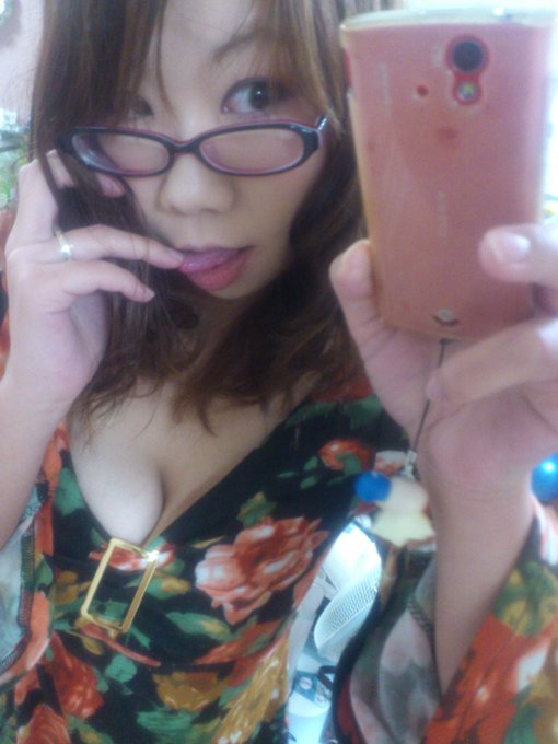 今夜もやってきました☆愛ちゃんのエロな時間笑  いっぱいちゅーされて乳首いっぱい舐められてもうそれだけでいっちゃう☆ http://t.co/cemlZoNl