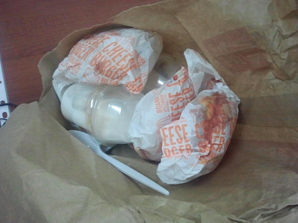 M_ergene's tweet photo. Besiktas McDonalds: Cheeseburger ve sundae'yi ayni pakete koymak!?! Sonuc: Buz gibi bir yemek. @McDonaldsTR @McDonalds http://t.co/2T7e7gTz