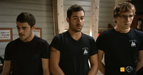 zonaelbarco's tweet photo. Todos firmes, que a De La Cuadra la ruptura con Salomé no le ha sentado nada bien #ElBarco3T #zonaelbarco http://t.co/06wFrDWe