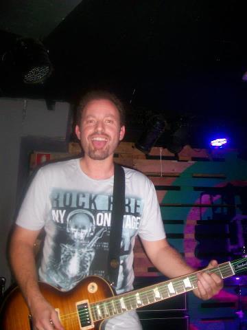 Concierto en <a href="/LaFabricaVigo/">FabricaChocolateClub</a> con <a href="/sonsofmeteora/">Sons of Meteora</a> Gracias a todos!!! Espectacular!