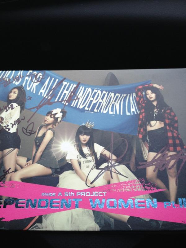 BEEFFECT's tweet photo. @missA_suzy @missA_jia @missA_min @missA_fei
대기실 급만남 남자 없이 잘 사는 네 미녀!하이파이브 정도로 격하게 응원치 못했지만 마음만은 대박 빠이팅! 씨디 고마워요 http://t.co/i1lOUDbF