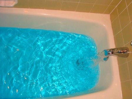 Набирается вода в ванной. Ванна с водой. Голубая вода в ванной. Ванная наполненная водой. Цветная вода в ванной.