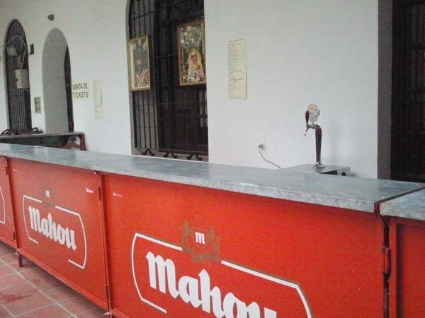 Aqui teneis la barra preparada para el I Concurso de Paellas,Patio de los Frailes,esta noche y mañana al medio dia.