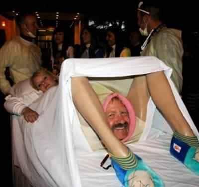 LaneMendy's tweet photo. Most funniest halloween couples costume!! So hilarious!! http://t.co/przBF66r