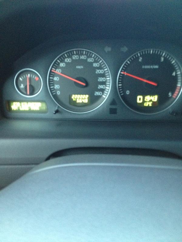 robbeernink's tweet photo. @NobodyEls ff wachten tot je bij 222222 bent! #volvo4ever http://t.co/bPoGcfsv