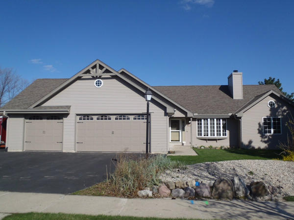 oneratesells's tweet image. New Listing. MLS 1281272. 8520 S Golden Lake Way, Franklin. $340,000