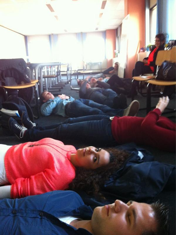 SamVelvetcomp's tweet photo. Om de dag te beginnen, eerst het bewustzijn op een ander niveau ervaren #meditating @MSLEdoingIT http://t.co/h47vhPnL