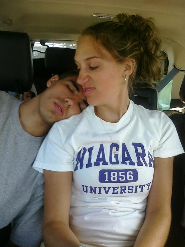 steennmariee's tweet image. @Ericsalisbury2 #bestsisterever #getapillow #theroadtripjuststarted