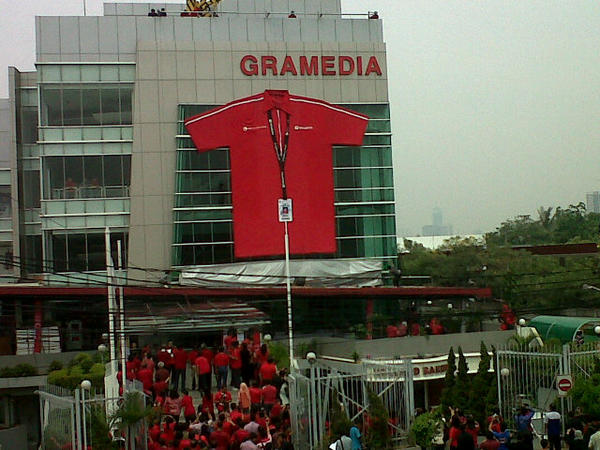 gramedia's tweet photo. Replika seragam ukuran besar di TB. Gramedia Matraman #BeyondTransformation http://t.co/x7WE44se