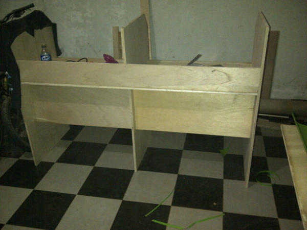 TSworkshop's tweet photo. Membuat meja, semudah memasang Puzzle (contoh meja lab bahasa) http://t.co/6UR2y5bz