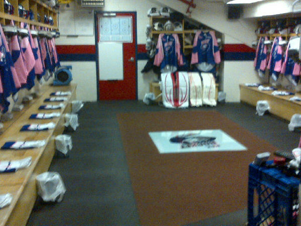 LBeck12's tweet image. @peirockethockey fighting the cause tonight and as always @Spiderpeirocket has room looking good #2bigpoints #findacure