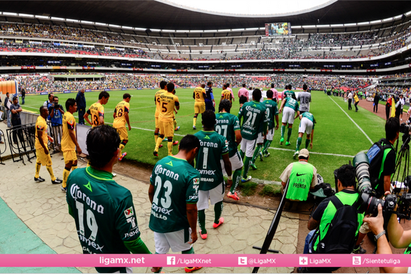 LigaBBVAMX's tweet photo. El momento en el que los equipos salen a la cancha del @EstadioAzteca. ¿Te late el protocolo? #Min70 #Ame0 #León1 http://t.co/Jxhcwmjz