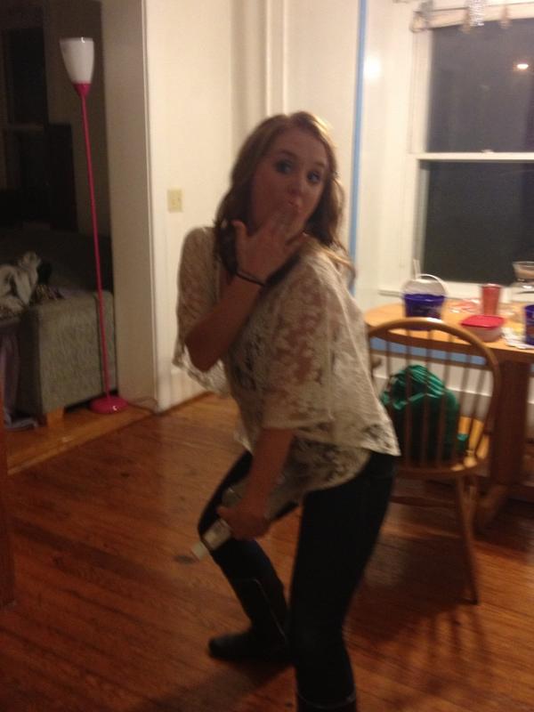 kelly_suee's tweet image. Tara always pretends she has a dick! #weirdo #myginger