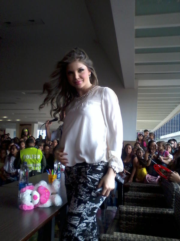 AngelJaraFANS's tweet photo. Ahí ella venia a tomarse una foto conmigo @JuanPabloOrozc http://t.co/rudEzdm2