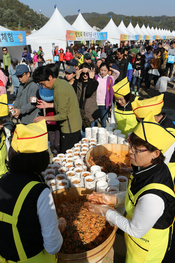 hshanu2012's tweet photo. <횡성한우축제> 비빔밥 무료시식~ http://t.co/udVt9FOu