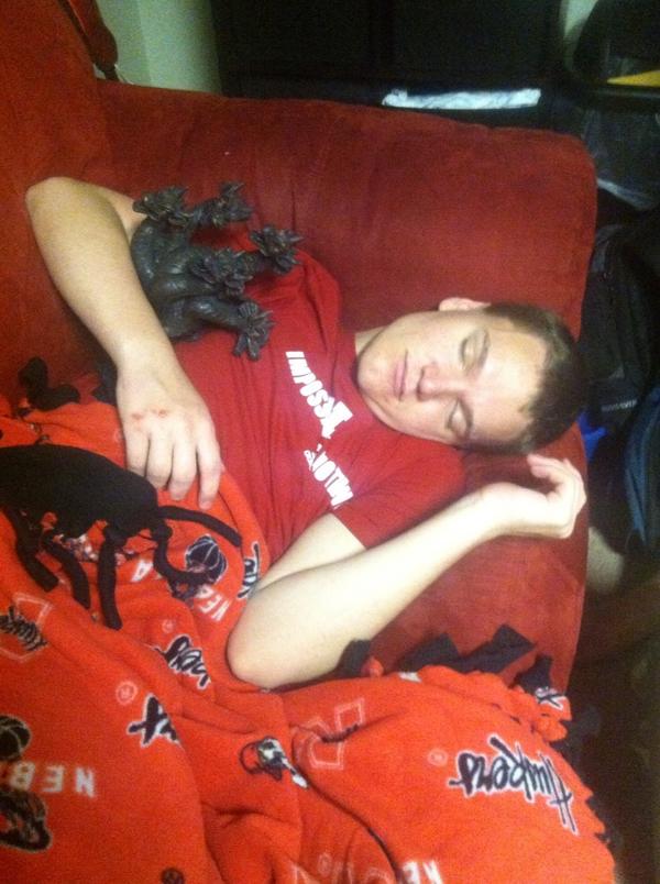 UNLPassouts's tweet image. “@baksale13: @Cody_Zach @UNLPassouts Can&apos;t handle his first frat party. #GDIproblems http://t.co/3wlGq4H0” #unlpassouts