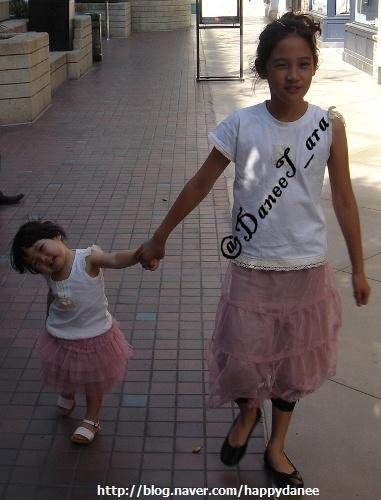 eirinomg's tweet image. Danee small With Her Sister #danee #small #sister #pink #white #girls #part5