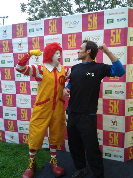 JaimeUnokine's tweet photo. Eduardo de @unokine y Ronald Mc Donald peleando .. http://t.co/kAMqdgOp