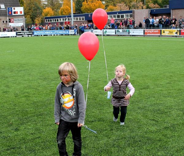 SportwebHellend's tweet photo. Opening kunstgrasveld en, ballonnenwedstrijd op http://t.co/svXVnyU2 http://t.co/th9aQGzB