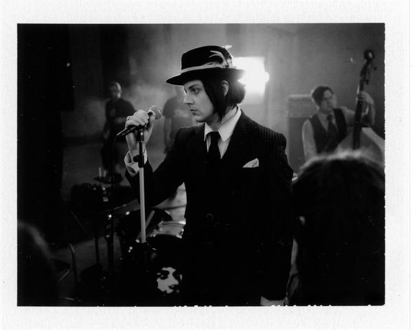 MLBONFOX's tweet photo. Give us the inning Jack White's @thirdmanrecords I'm Shakin plays in Gm 6 & you cold win a signed 7" vinyl. #NLCShakin http://t.co/vlHDPED1