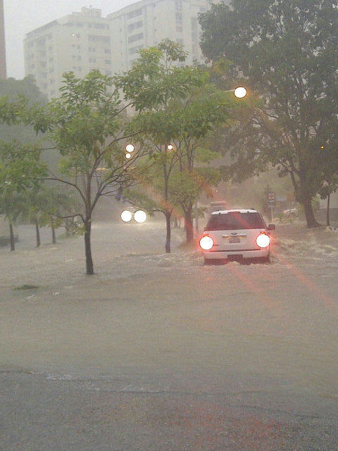 mariaG31's tweet photo. Valencia inundada!!! http://t.co/8QxjcWIu