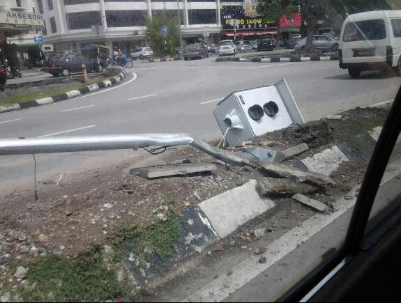 Info_AutoResceu's tweet photo. Marah benor nie... #kltu #klraffic #klrb #klrbRT #AES http://t.co/R8pJXYau