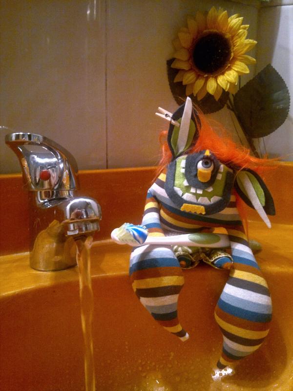 Mosigones's tweet photo. Joven espécimen hallado en el cuarto de baño, esta claro, los mosigones cuidan su salud dental :) http://t.co/a1NPbqpq