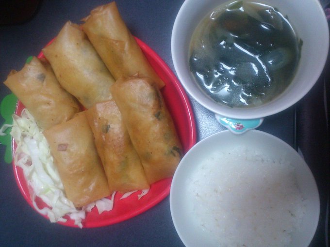 手作り春巻きとコンソメスープ☆ http://t.co/ogWY5HLx